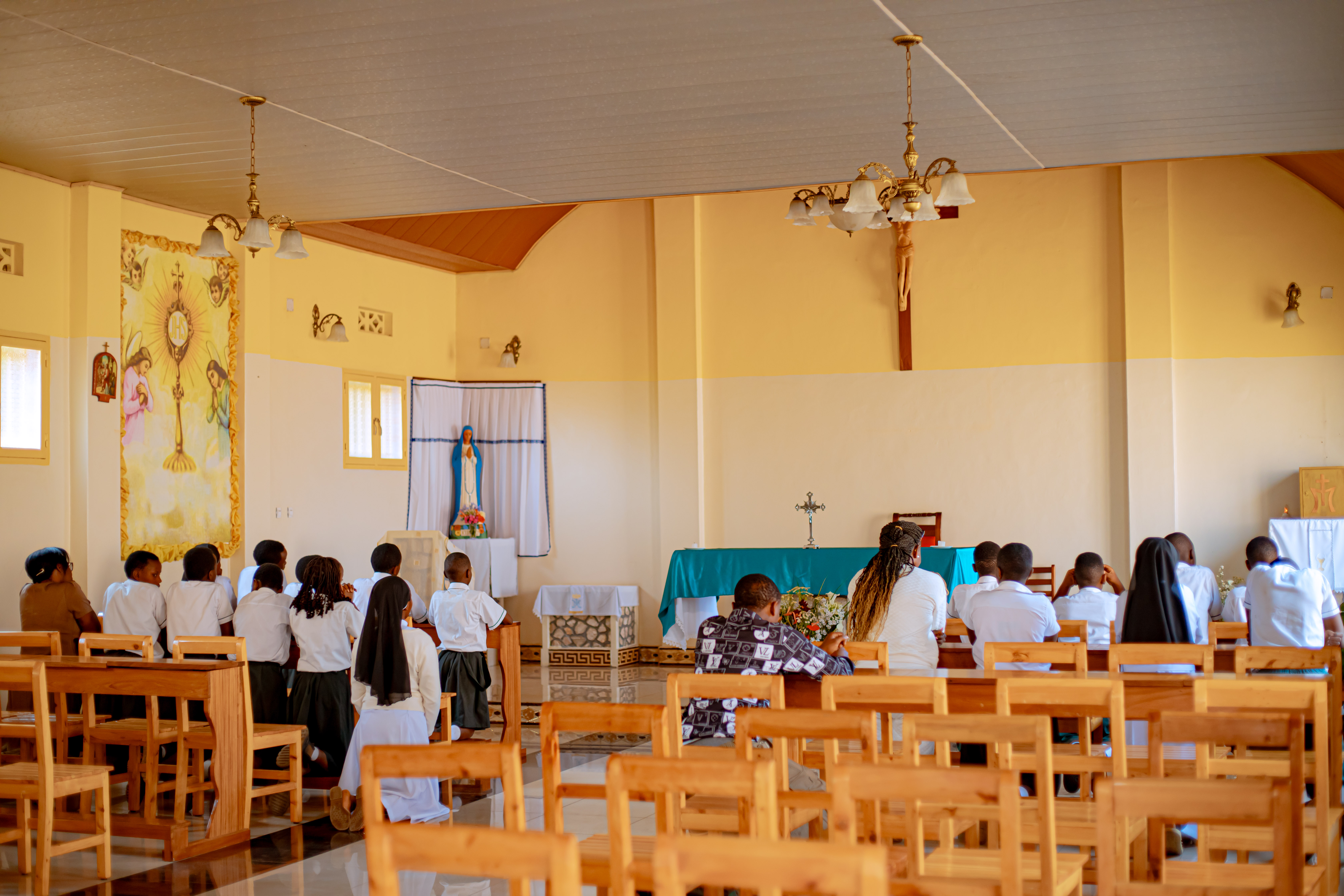 Les élèves d'École Les Pionniers à la messe.